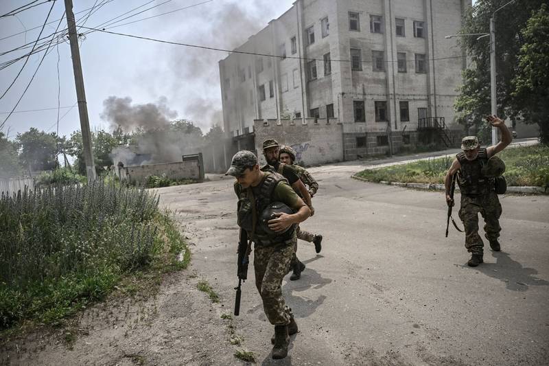 乌克兰控制的利西昌斯克11日遭到俄军砲击，几名乌军正在找掩蔽物。（法新社）(photo:LTN)