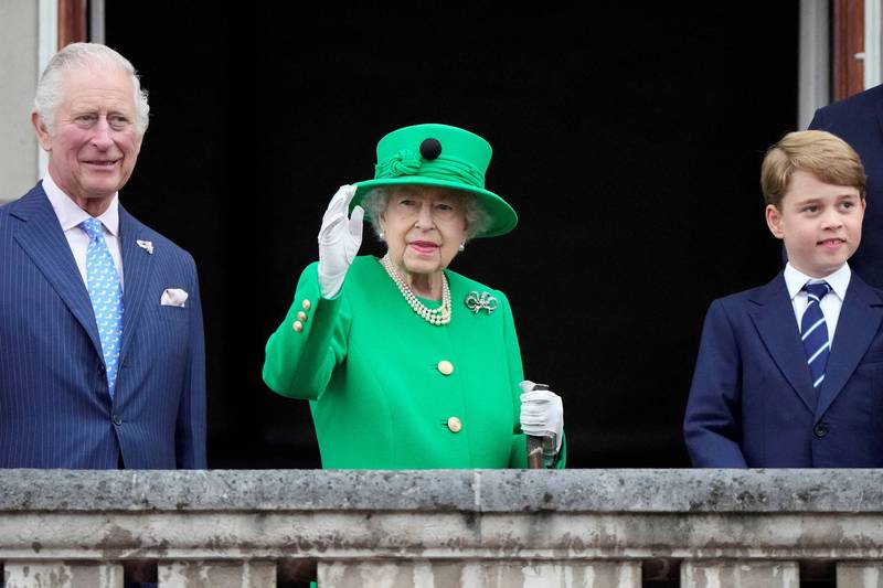 白金禧活动尾声，英国女王伊丽莎白二世（中）挥手向大众致意。左侧是英国王位首位继承人查尔斯王子（Prince Charles），右边是女王的曾孙，王位第三顺位继承人乔治王子（Prince George）。（路透）(photo:LTN)