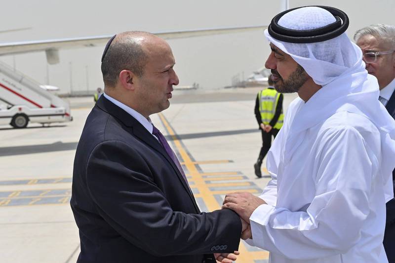 阿聯外長阿布都拉（Abdullah bin Zayed Al-Nahyan）（右）在機場親切接見以色列總理班奈特（左）。（美聯社）