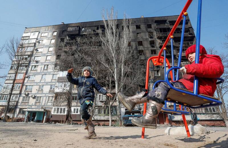 烏克蘭總檢察長辦公室指出，自2月24日俄軍入侵以來，國內已累計至少287名兒童死亡、超過492名兒童受傷。圖為烏克蘭馬立波兒童在戰火中玩耍。（路透）