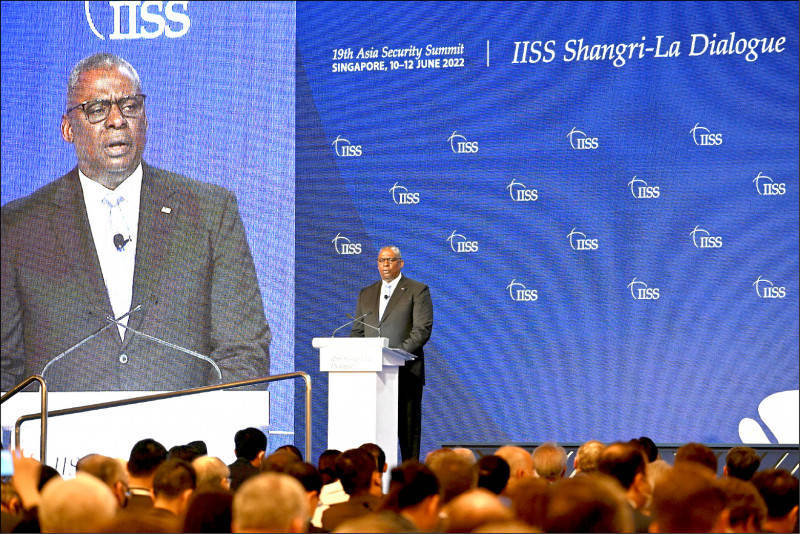 美國國防部長奧斯汀11日在新加坡亞洲安全會議「香格里拉對話」發表演說，矢言美方將與區域夥伴同一陣線，共同抵禦中國壓力。（路透）