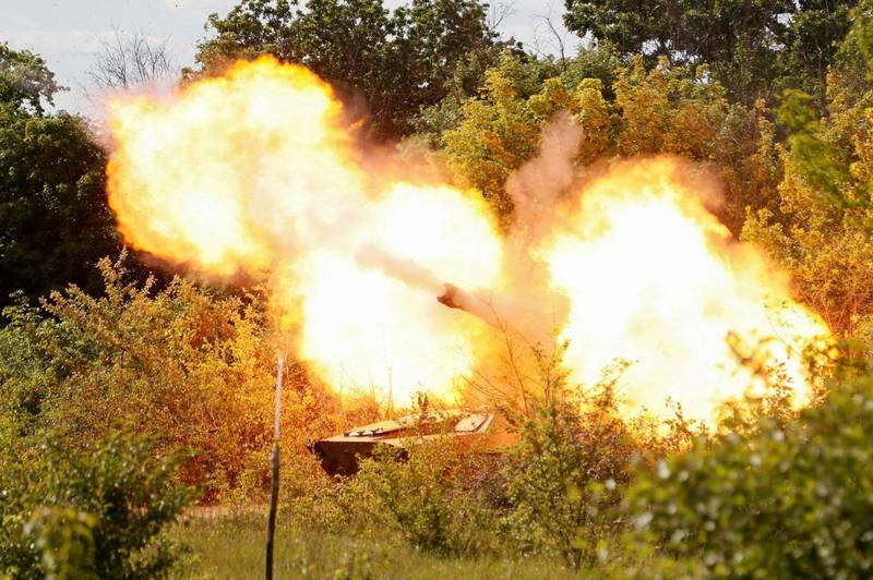 親俄勢力砲兵對北頓內茨克進行砲轟。（路透）