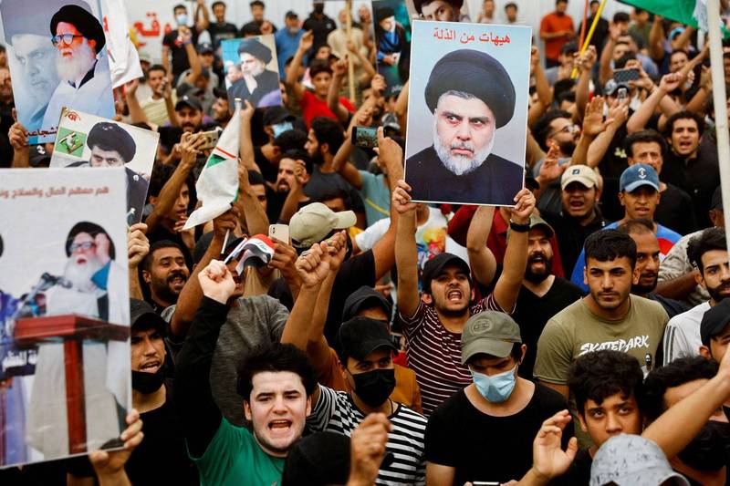 什葉派教士穆克塔達‧薩達爾的支持者上街慶祝反以法案的通過。（路透社）