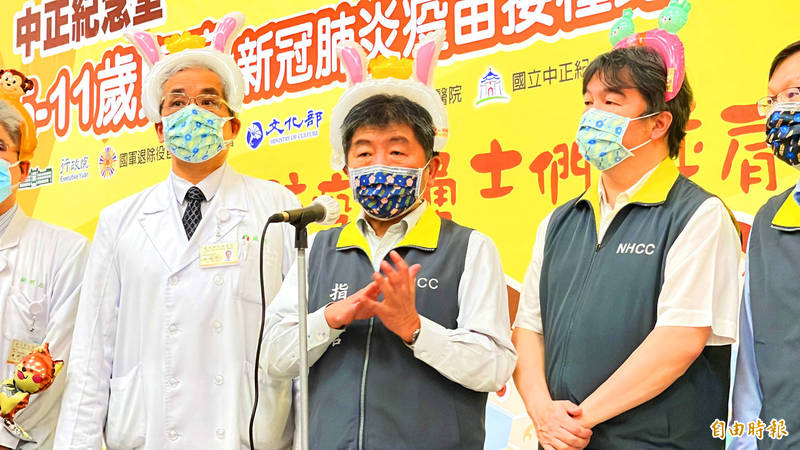 Minister of Health and Welfare Chen Shih-chung, center, talks to reporters on the sidelines of a visit to a temporary children’s vaccination center at Liberty Square in Taipei on June 6.
Photo: George Tsorng, Taipei Times