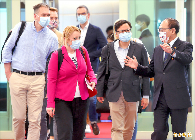 立陶宛經濟暨創新部政務次長聶琉嫻娜（左二）昨率團抵台，外交部次長曾厚仁（右一）前往接機。（記者朱沛雄攝）