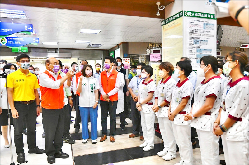 行政院長蘇貞昌（左二）到部立屏東醫院慰勉醫護人員辛勞。（行政院提供）