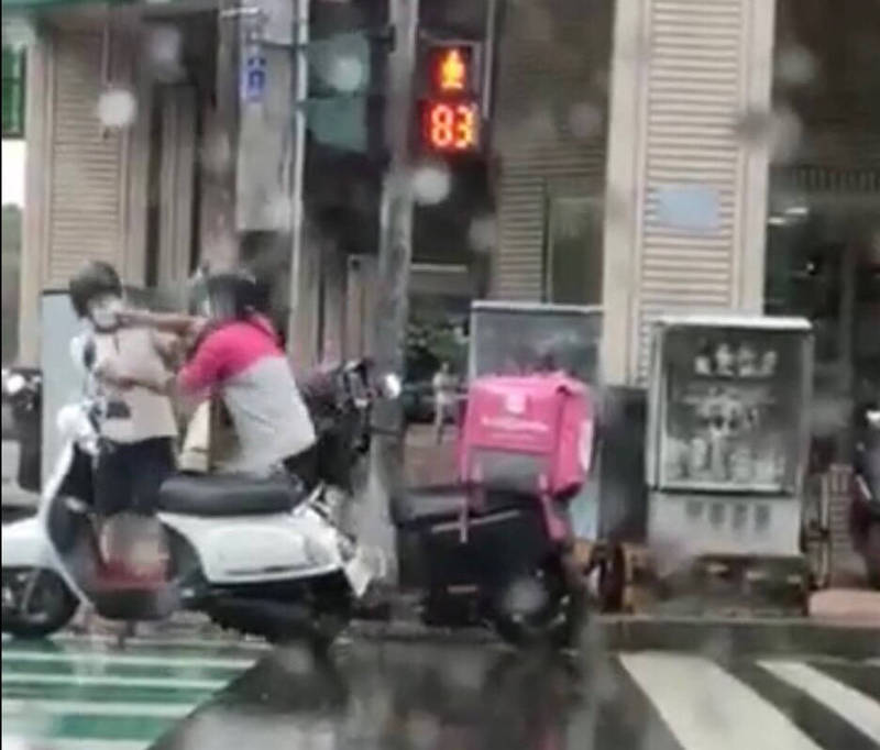 兩人在傾盆大雨中上演全武行。（擷自「黑色豪門企業」）