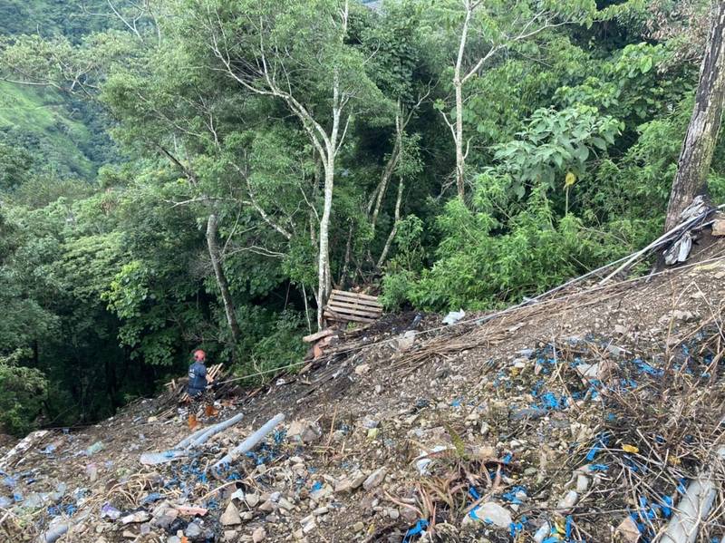 仁愛鄉南豐村呂姓民眾於東眼山工寮附近失蹤，救難人員運用繩索至山谷尋找。（民眾提供）