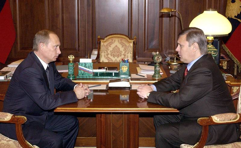 卡西亞諾夫（右）是普廷（左）總統任內第一位總理。（法新社檔案照）