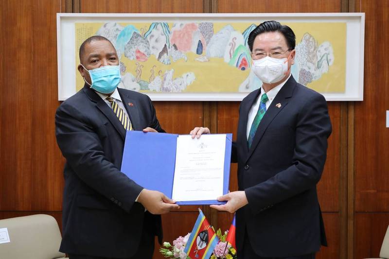 我非洲友邦史瓦帝尼新任駐台大使蒙西比(Promise Msibi)(左)。(資料照,外交部提供) 我非洲友邦史瓦帝尼新任駐台大使蒙西比(Promise Msibi)(左)。(資料照,外交部提供)