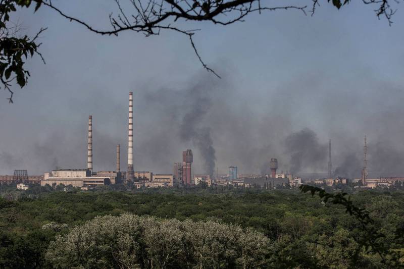 自利西昌斯克望去，北顿内茨克工业区的上空升起了浓烟。（路透）(photo:LTN)