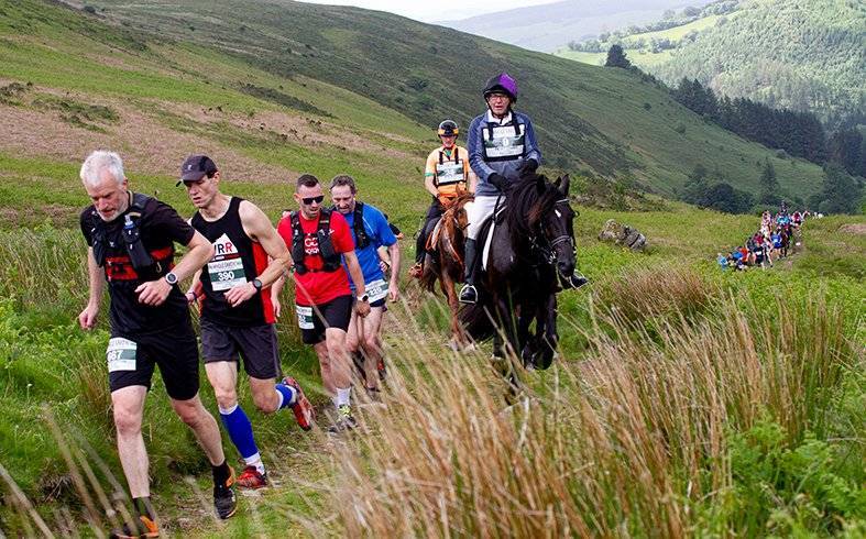 英國蘭蒂德威爾斯這場人馬賽跑本月11日舉行。（圖取自Man versus Horse臉書）