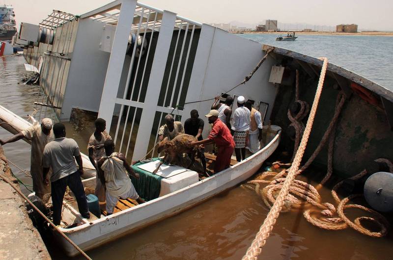 这艘名为Badr 1的货船今天凌晨在苏丹沉没，当地官方指出，这艘船可载运9000只羊，却载了1万5800只，严重超重，船上多数动物都不幸溺毙。（法新社）(photo:LTN)