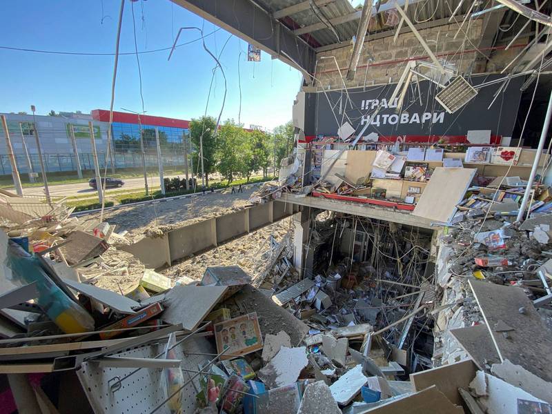 6月8日，哈爾科夫一間商場遭俄軍砲火擊中，一部份構造因此損毀。（路透）