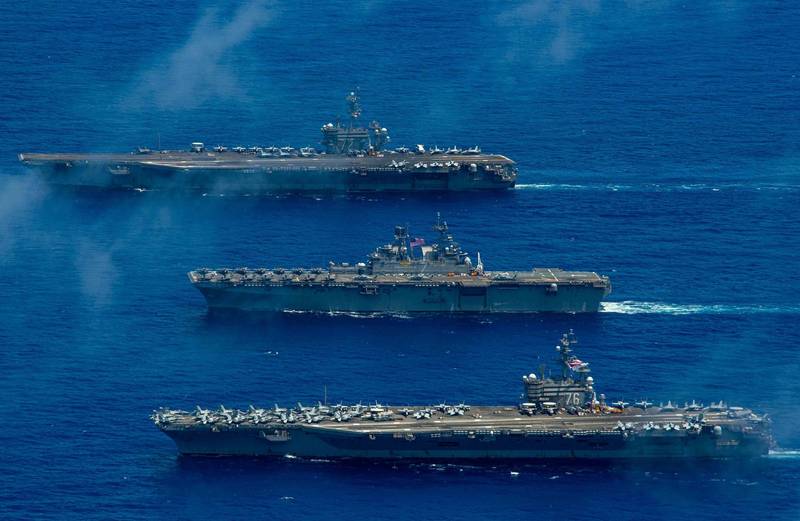 美國海軍進行「英勇之盾2022」軍演，由上至下分別為林肯號、的黎波里號、雷根號。（圖擷取自美軍第7艦隊臉書粉絲專頁）
