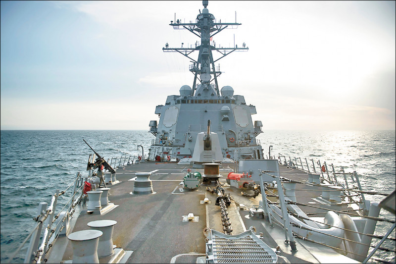 據稱中國軍方近來多次向美方表示，台海不屬於「國際水域」，疑似企圖藉此阻撓外國軍艦通過。圖為美國海軍勃克級飛彈驅逐艦「桑普森號」（USS Sampson）今年四月廿六日通過台海。（美聯社檔案照）