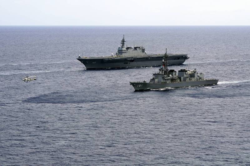 日本海上自衛隊多用途運用護衛艦「出雲號」13日從出發，展開為期4個多月的印太地區部署任務。圖為日本海上自衛隊多用途運用護衛艦「出雲號」與護衛艦「村雨號」2019年6月在蘇祿海演習。（美聯社檔案照）