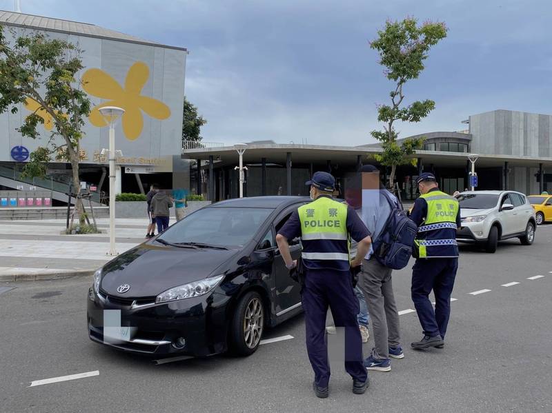 苗栗監理站與苗栗縣警察局於10日在苗栗火車站查獲黑色自小客車載客2人收費100元。（圖由苗栗監理站提供）