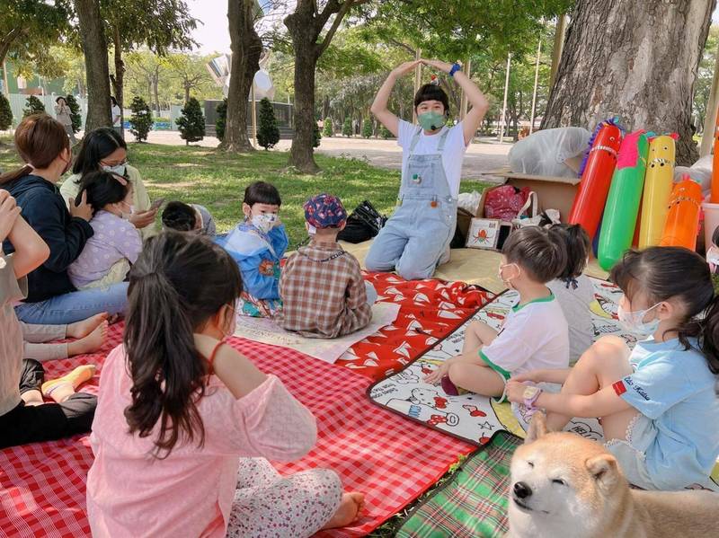 新營文化中心圖書館6、7月舉辦「藝起FUN英閱」閱讀推廣系列活動，今起受理報名，歡迎各年齡層一起來學英語。（圖由新營文化中心提供）