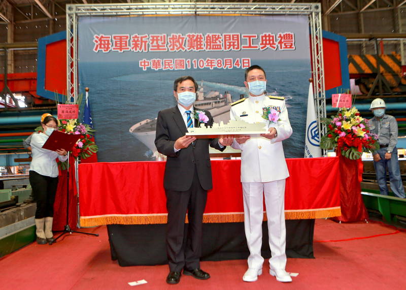 圖為劉志斌上將（右）去年主持海軍救難艦開工典禮。（台船提供）