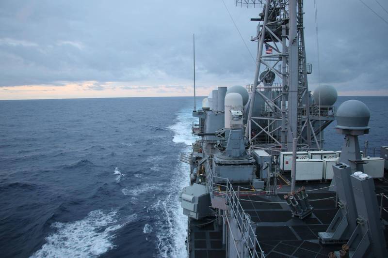 圖為美國提康德羅加級神盾巡洋艦皇家港號通過台灣海峽畫面。（圖擷取自美軍第7艦隊官網）