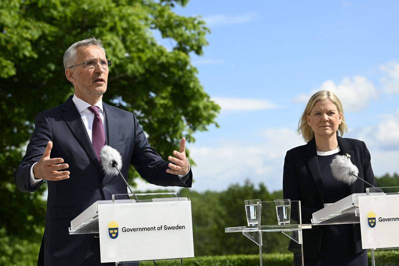 北約秘書長史托騰伯格（左）13日訪問瑞典，與瑞典總理安德森（右）召開聯合記者會。（法新社）