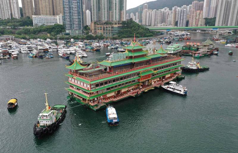 珍宝海鲜舫今上午11时许由拖船领航，缓慢驶离香港。（法新社）(photo:LTN)