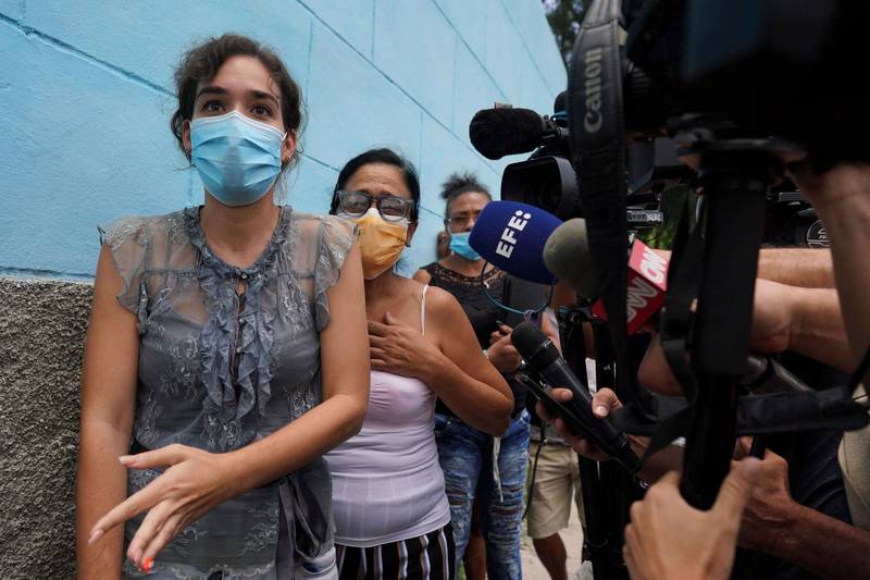 职业译者卡尔萨迪拉（Amelia Calzadilla）与地方官员在哈瓦那会面。（路透）(photo:LTN)