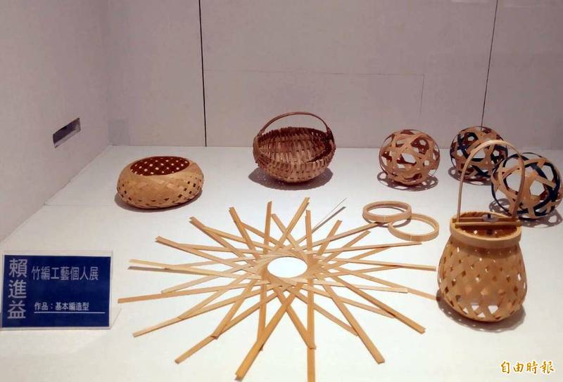 南投縣竹山鎮民代表賴進益在竹編工藝個展中，展出大小不同且外型多樣的竹編容器。（記者謝介裕攝）