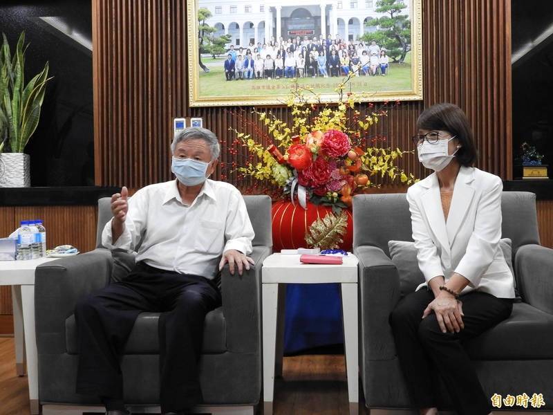前衛生署長楊志良（左）宣稱願參選高雄市長，好過日盤點其驚奇發言，形容像是頭髮更多、年齡更成熟的韓國瑜。（資料照）