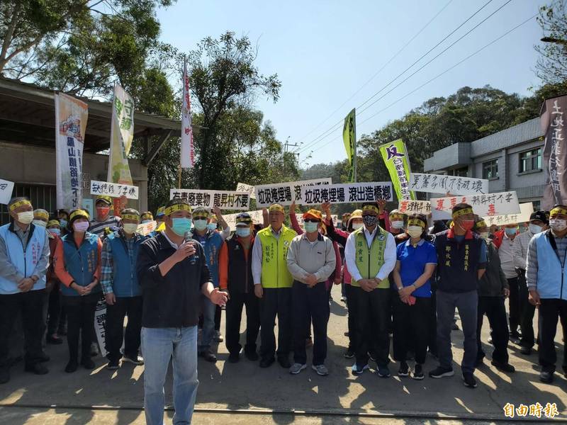 坤輿事業廢棄物掩埋場試運轉計畫再通過，自救會要抗爭到底。圖為之前地方抗爭畫面。（記者蔡政珉攝）