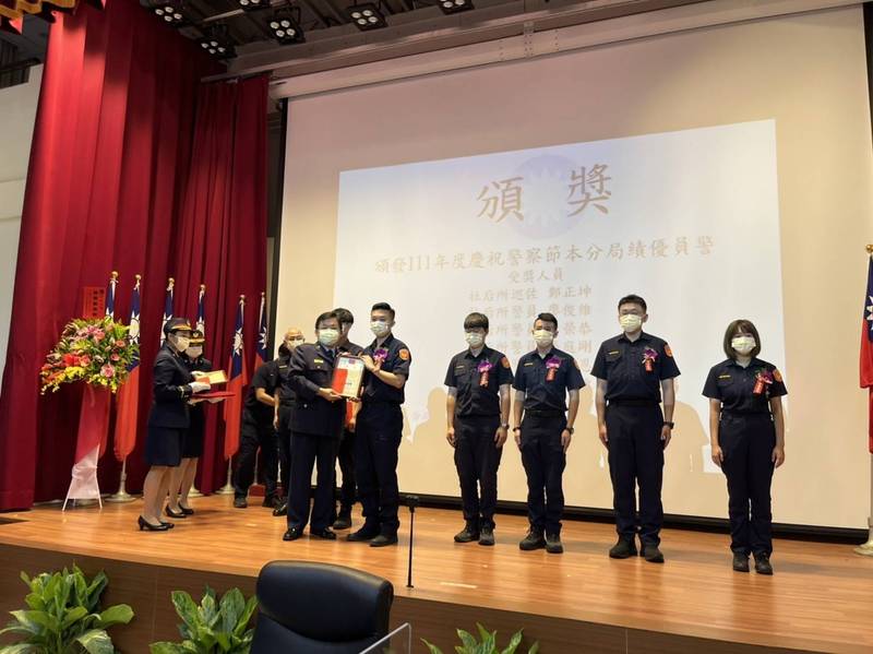 汐止警分局警友辦事處於警察節當日為45位績優員警頒發獎勵金。（記者吳昇儒翻攝）