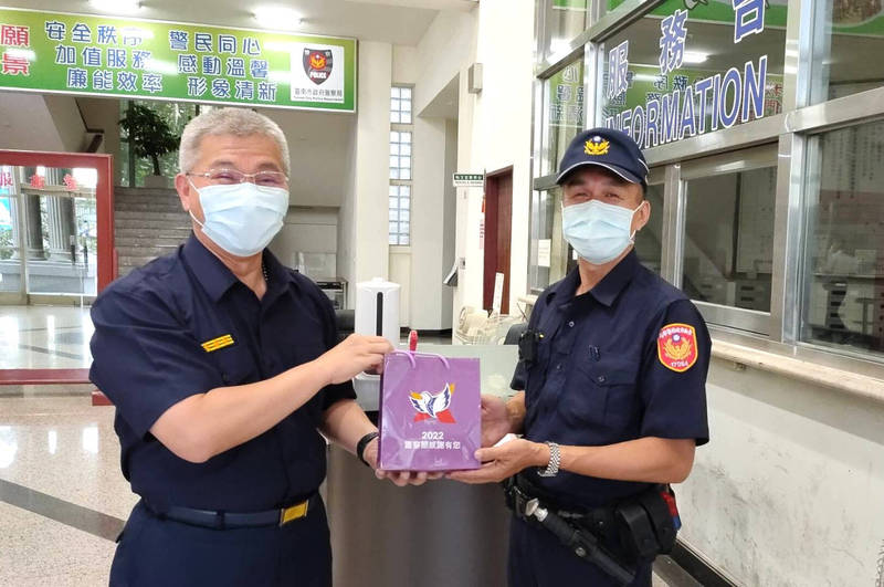 台南市警察局局長方仰寧（左）為局本部上班員警送早餐。（圖由警察局提供）