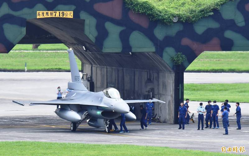 空軍花蓮基地官兵在返美F-16V型戰機出國前夕，紛紛前來送行。（記者游太郎攝）
