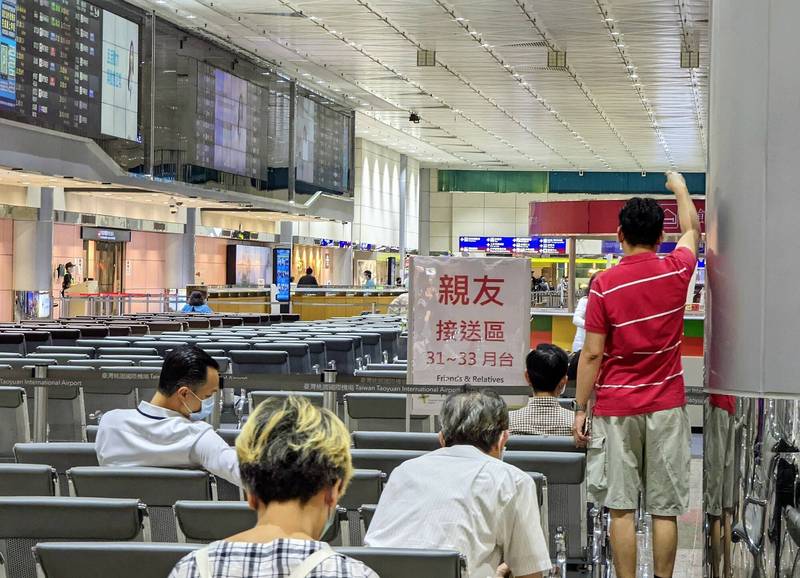 開放親友接送入境旅客首日，一早即有不少民眾前往桃園機場接機。（桃園機場公司提供）