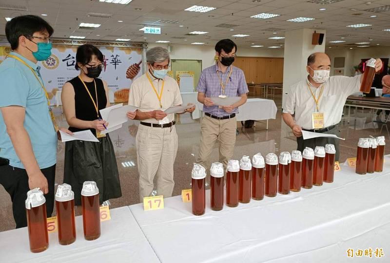 台中國產龍眼蜂蜜評鑑今天評審依風味、香氣、色澤進行感官品評，評選出特等、頭等、優等獎。（記者陳建志攝）