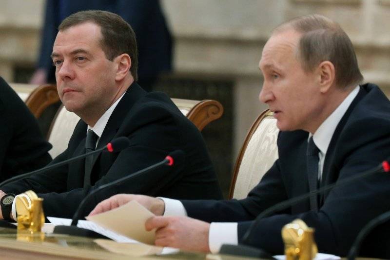 俄罗斯总统普廷与前总理，也是前总统的梅德维杰夫（左）。（美联社资料照）(photo:LTN)