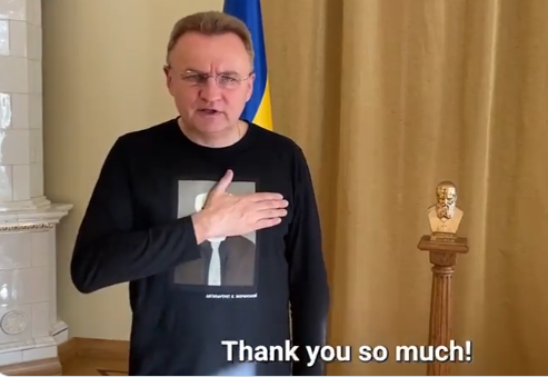 烏克蘭利沃夫市長薩多維伊（見圖）拍攝影片感謝台灣，他感性地摸著心口位置表達對台灣援助「非常感謝」。（圖取自外交部推特）