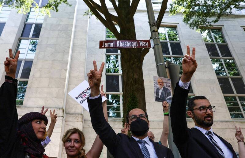 沙国驻美大使馆前路名改名「哈绍吉路」，人权运动人士15日在揭牌仪式上比出胜利手势。（路透）(photo:LTN)
