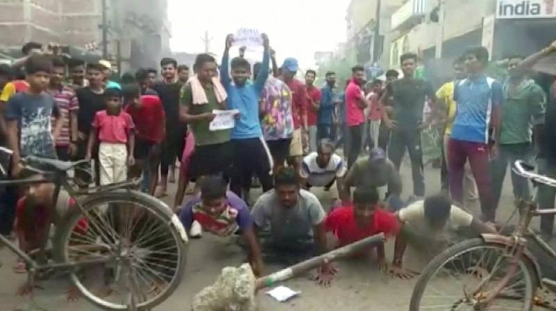 印度军方14日宣布新募兵计画，却引来大批青年对就业保障的担忧，多地爆发示威，棍棒与石块齐飞，还有汽车、火车厢及建筑物遭人纵火，场面混乱。（路透）(photo:LTN)