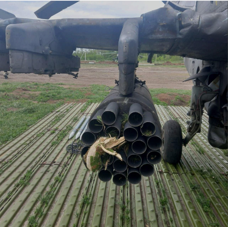 俄軍1架Ka-52攻擊直升機的B-8V20A火箭莢艙塞滿樹枝樹葉。（圖擷取自推特）