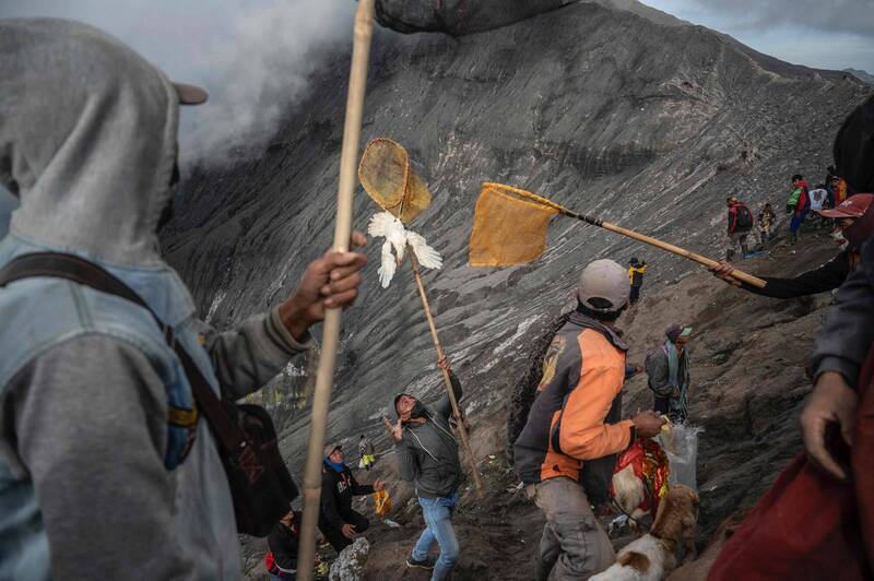 其他并非腾格尔族的村民手持渔网等工具，试图拦截祭品。（法新社）(photo:LTN)