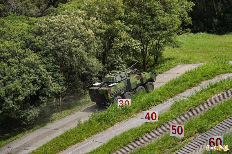 CM34雲豹甲車進行爬坡測試。（記者涂鉅旻攝）