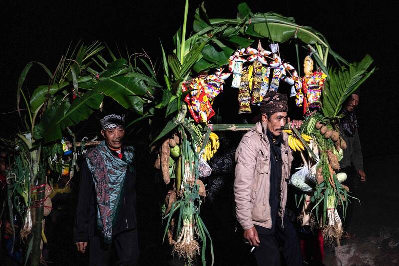 腾格尔族人带着丰盛祭品准备上布罗莫火山火山口献祭。（法新社）(photo:LTN)