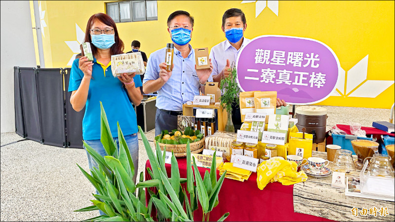 西拉雅夏日好秋祭昨天起跑，結合轄區農產、美食、伴手禮。（記者楊金城攝）