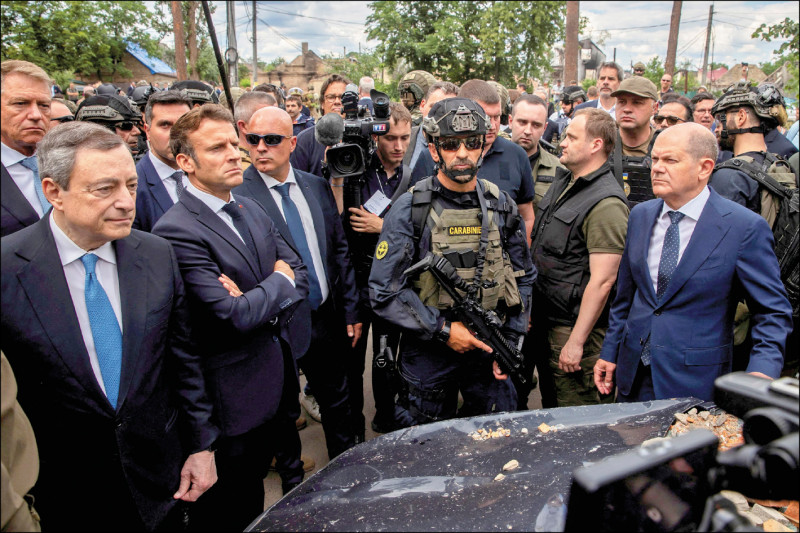 法国总统马克宏、德国总理萧兹、义大利总理德拉吉、罗马尼亚总统约翰尼斯在伊尔平实地了解当地遭俄军战火荼毒后的景象。（路透）(photo:LTN)