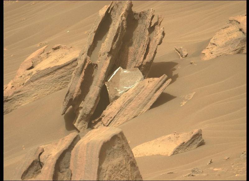 「毅力號」火星探測車推特貼出在火星上發現的「垃圾」。（取自「毅力號」推特 @NASAPersevere）