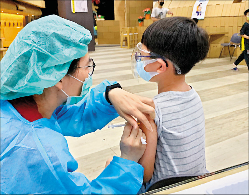 疾管署長周志浩昨表示，五至十一歲兒童第二劑疫苗原則上從六月下旬開始施打，目前規劃以醫療院所、學校雙軌進行施打。（資料照）
