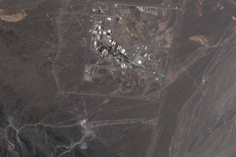 由行星實驗室（Planet Labs）提供的衛星照片顯示，伊朗納坦茲鎮的南方正挖築一條規模浩大的地道網絡。（美聯社）