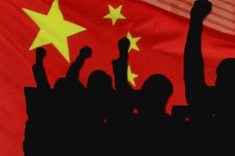 中國防疫清零政策重創經濟，山東煙台開發區教師集體示威抗議校方減薪。（路透、美聯；本報合成）